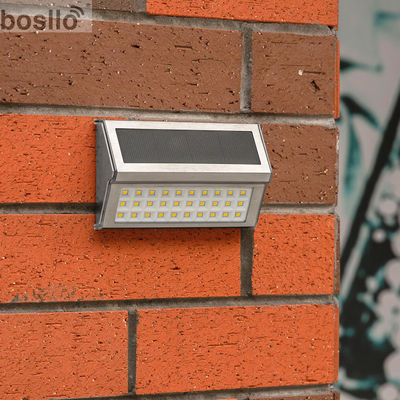Bom preço. Lâmpadas de parede solares pretas para longo tempo de trabalho 8-10 horas Fluxo luminoso 30LM on-line